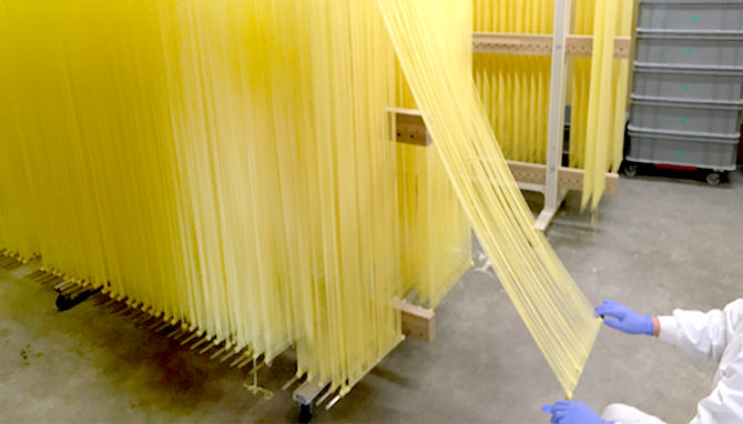 林泉堂の職人が稲庭ラーメンの極細麺を手延べする工程